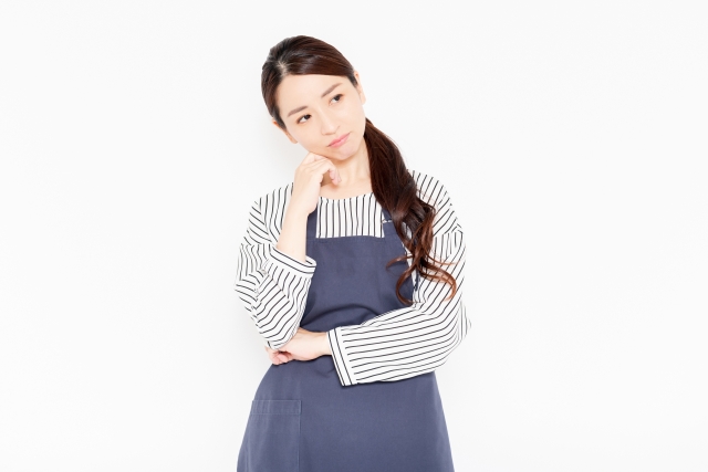 考える女性